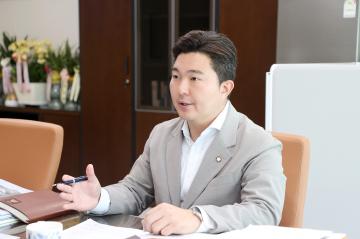 20260810 이동엽 의회운영위원장 새수원신문 인터뷰