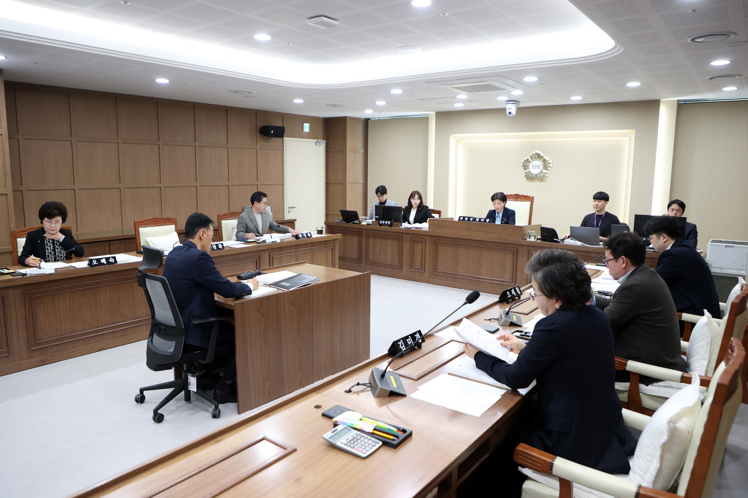 '[2026.03.10.] 수원특례시의회 문화체육교육위원회, 조례안 안건심사' 게시글의 사진(1) '사진설명3) 수원특례시의회 문화체육교육위원회 안건 심사.jpg'