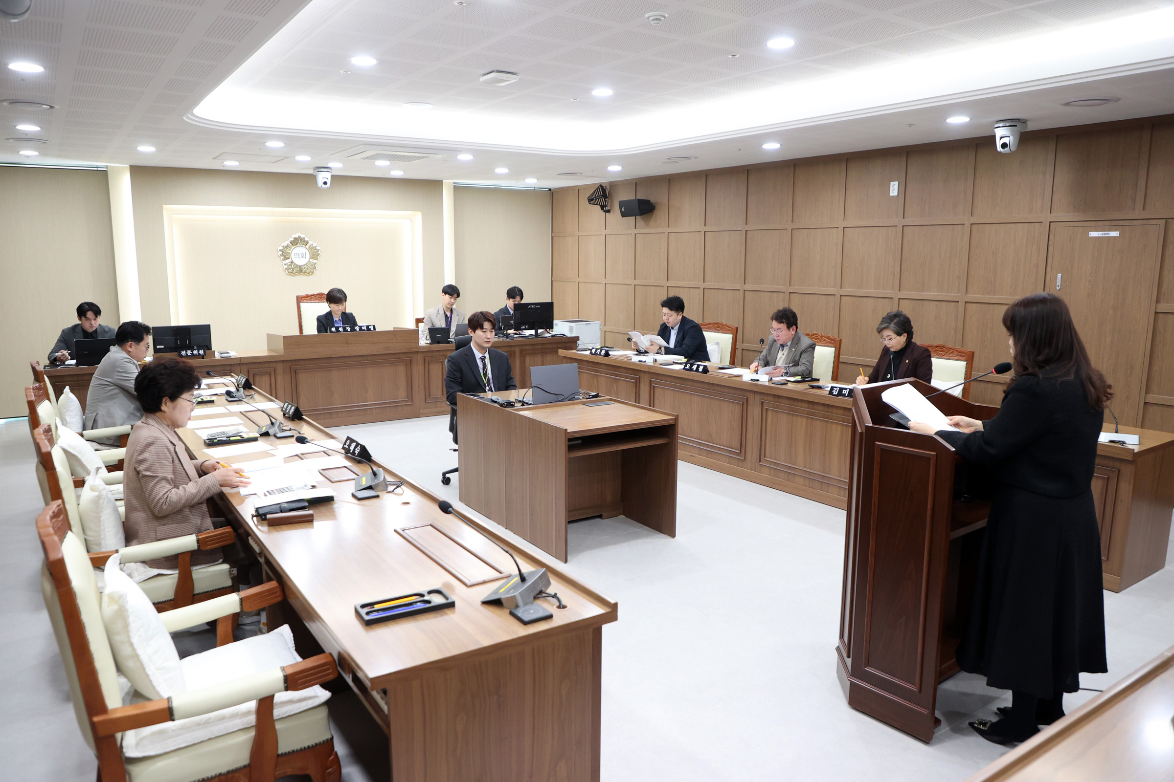 '[2026.04.02.] 수원특례시의회 문화체육교육위원회, 조례안 등 안건 심사' 게시글의 사진(1) '사진설명9)_수원특례시의회_문화체육교육위원회가_제400회_임시회에서_조례안_등_주요_안건을_심사하고_있다..jpg'