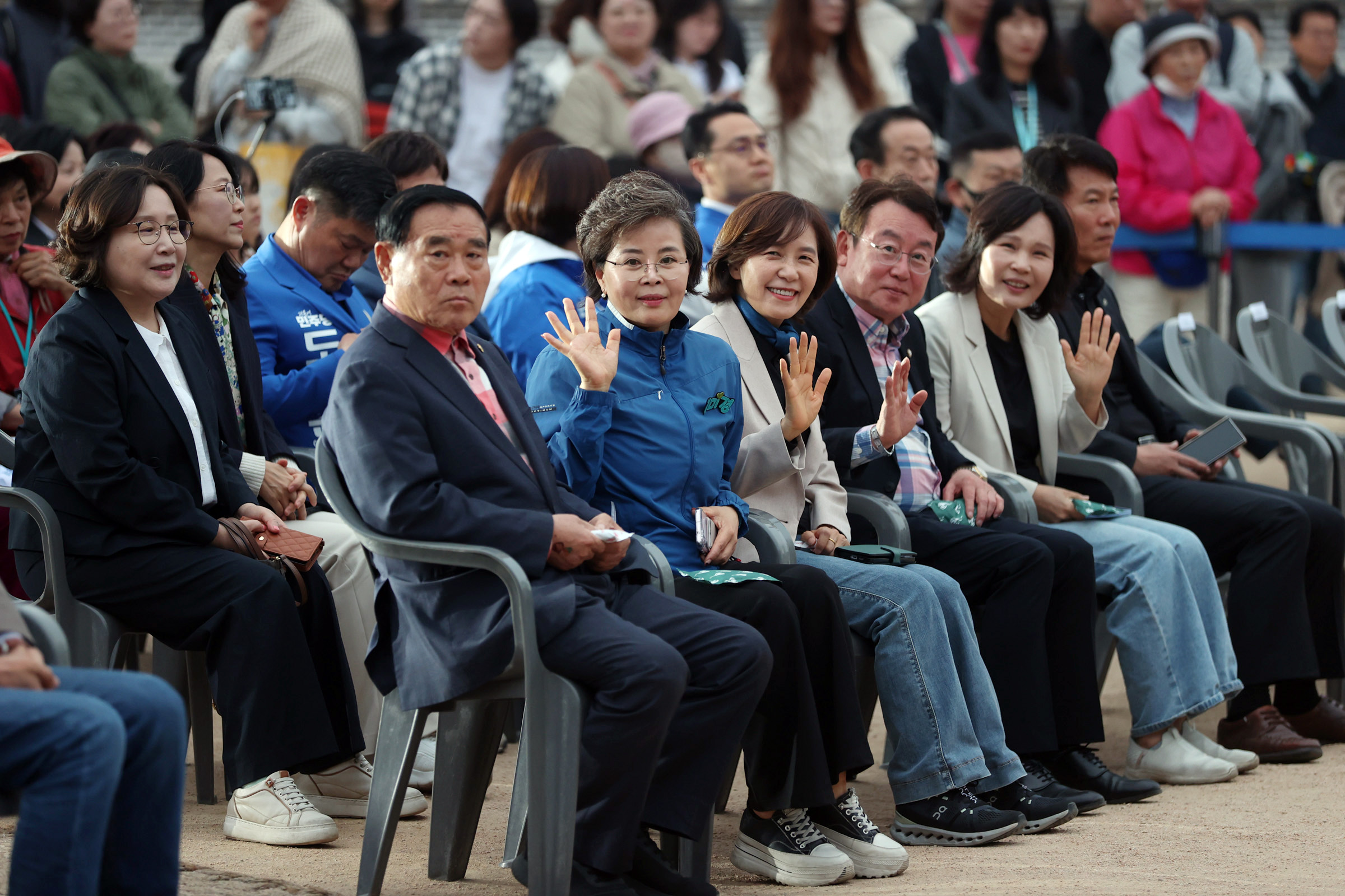 2026년 화성행궁 야간개장 개막공연에 참석한 사람들이 화성행궁 앞에서 기념사진을 남기고 있다.