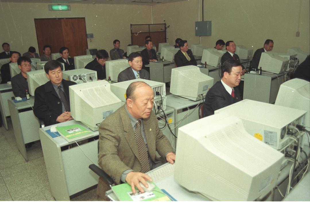 19990118 시의원 전산교육_ 시의원들이 지하 전산교육장에서 정보화을 위한 전산교육을 받고있다..JPG