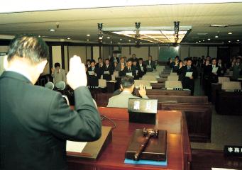 '제5대 의회' 게시글의 사진(6) '19950711 제138회 임시회 중 의원선서.jpg'