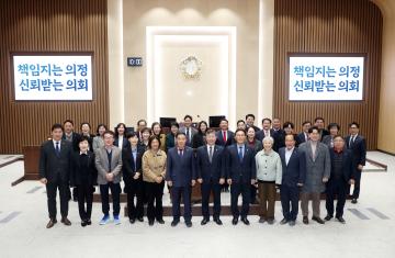 '제 12대 의회' 게시글의 사진(1) '12대 단체사진(수정).jpg'