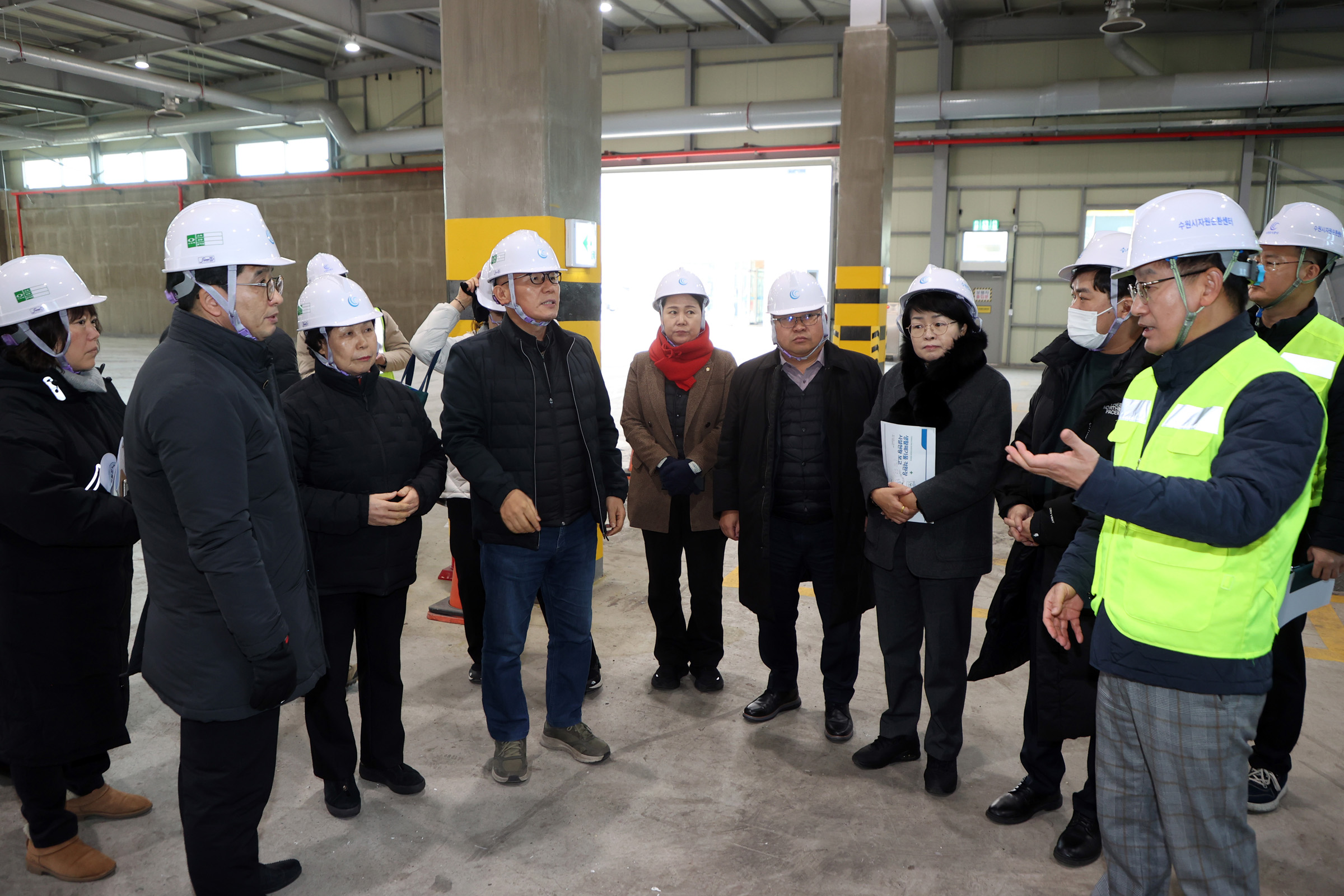 '[2026.01.30.]  수원특례시의회 환경안전위원회,  생활폐기물 적환장 및 기후변화체험교육관 현장방문' 게시글의 사진(2) '사진1)_수원특례시의회_환경안전위원회__생활폐기물_적환장_및_기후변화체험관_현장방문.jpg'