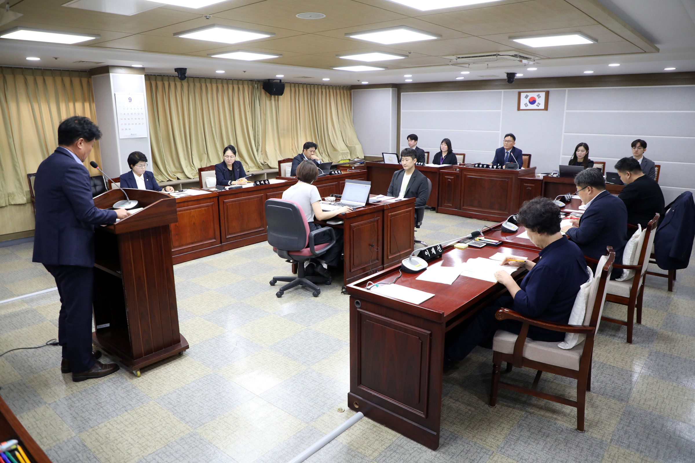'[2025.09.02.]수원특례시의회 환경안전위원회, 2025년도 주요업무 추진실적 청취' 게시글의 사진(1) '2.환경안전위원회 전경.jpg'