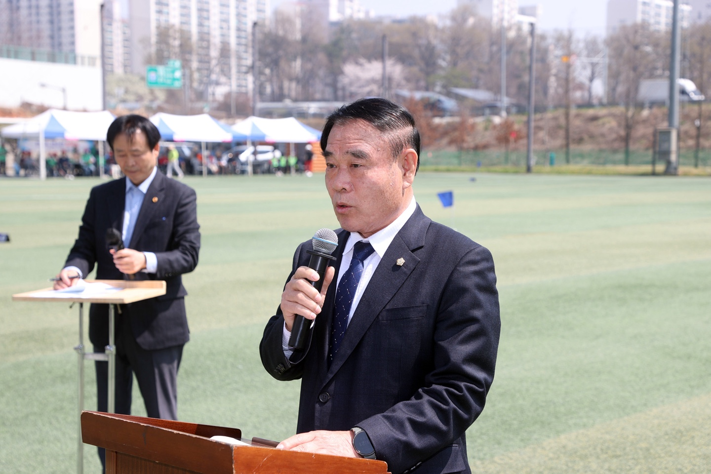'[2025.04.11.]수원특례시의회 이재식 의장, 제6회 수원시 그라운드골프협회장배 대회 참석' 게시글의 사진(1) '2.수원시 그라운드골프협회장 생활체육 대회 참석(의장님).jpg'