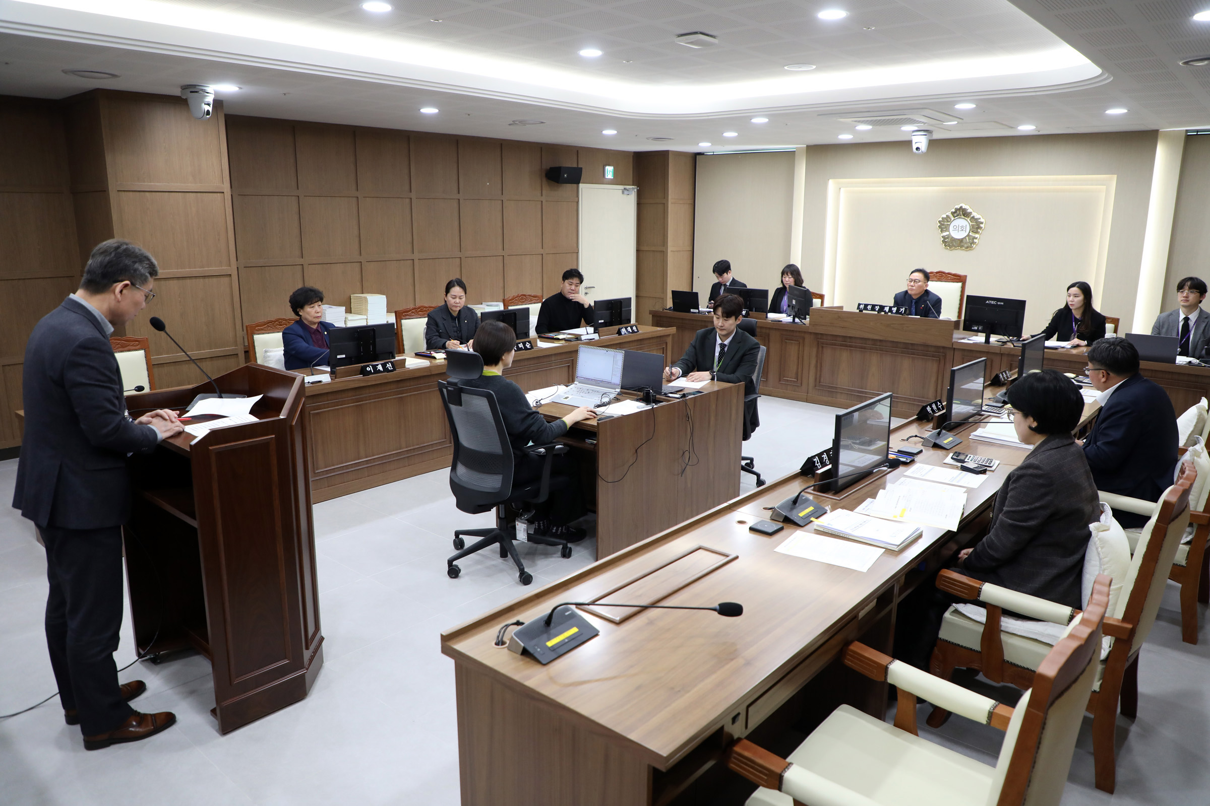 '[2026.01.28.]  수원특례시의회 환경안전위원회,  2026년 주요업무 추진계획 보고 청취' 게시글의 사진(1) '사진1) 수원시의회 제398회 임시회_환경안전위원회 안건심사.jpg'