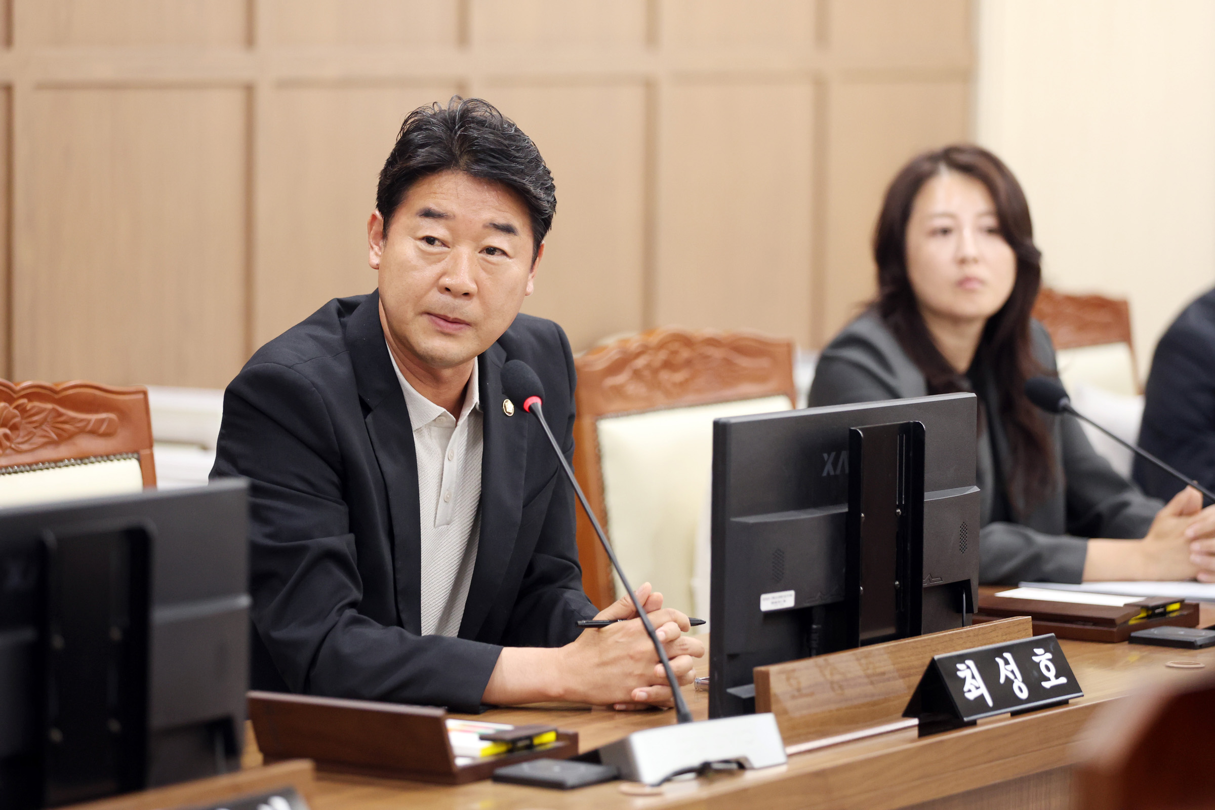 '[2026.07.15.] 수원특례시의회 최성호 의원, 지역 문화관광은 지속가능성이 핵심... 체류형 관광 활성화 방안 마련해야' 게시글의 사진(1) '사진설명4)_수원특례시의회_문화체육교육위원회에서_최성호_위원이_발언을_하고있다..jpg'