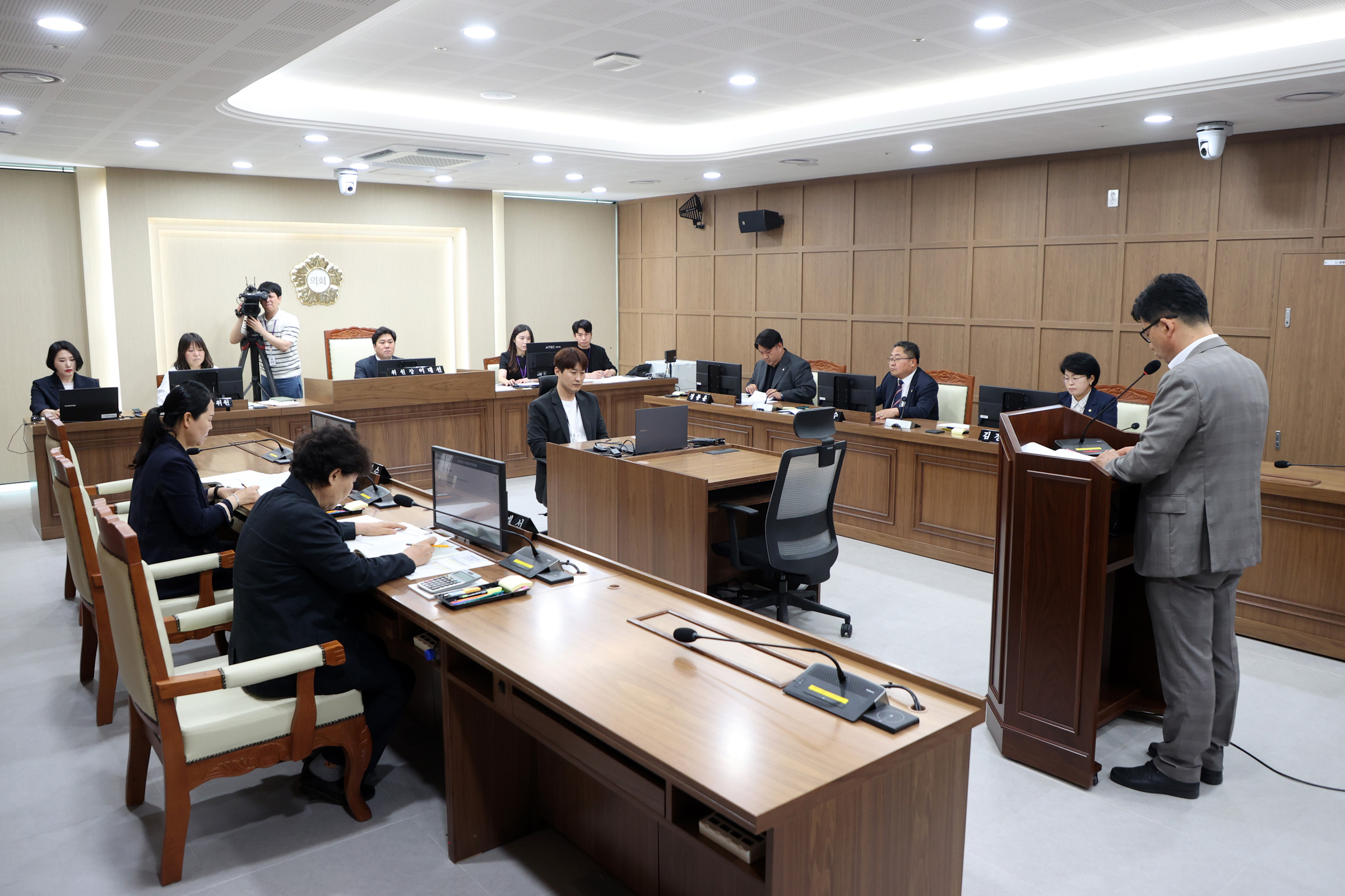 '[2026.06.22.] 수원특례시의회 환경안전위원회, 안건심사' 게시글의 사진(1) '사진설명4) 수원특례시의회 환경안전위원회 안건 심사.jpg'