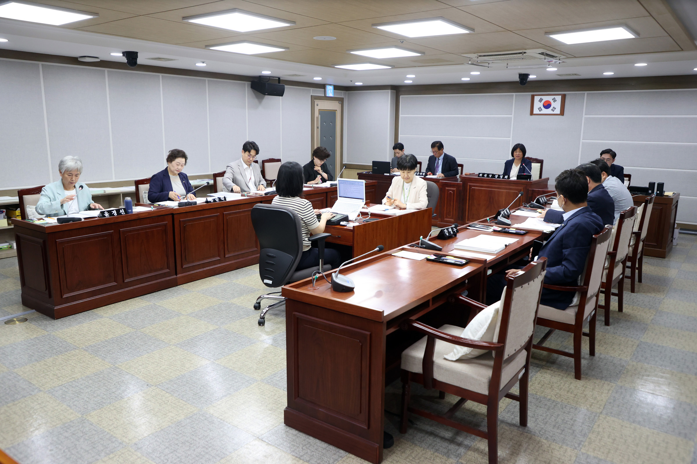 '[2025.09.03.]수원특례시의회 기획경제위원회, 2025년도 주요업무 추진실적 보고 청취' 게시글의 사진(1) '3.기획경제위원회 전경.jpg'