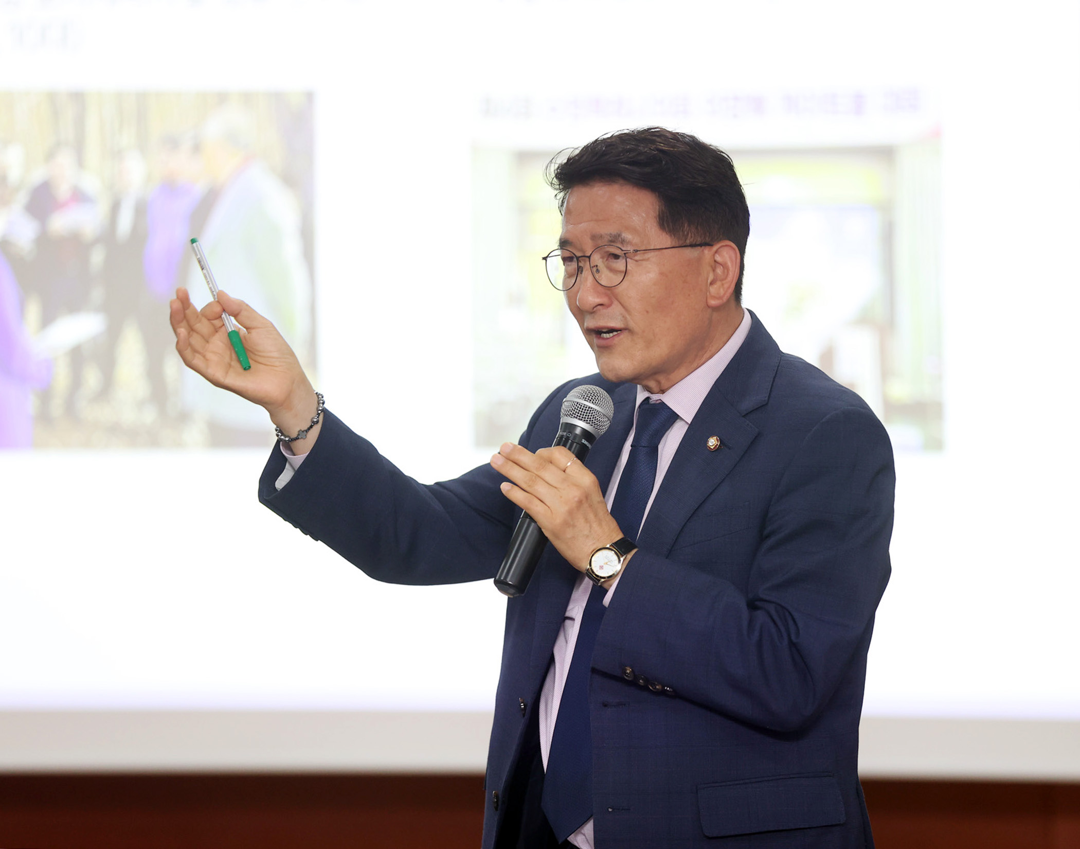 '[2024.06.12.] 수원특례시의회 김기정 의장, 수원지역 기업인 대상 강연 펼쳐' 게시글의 사진(2) '수원시의회 김기정 의장, 상공회의소 강연 (2).jpg'