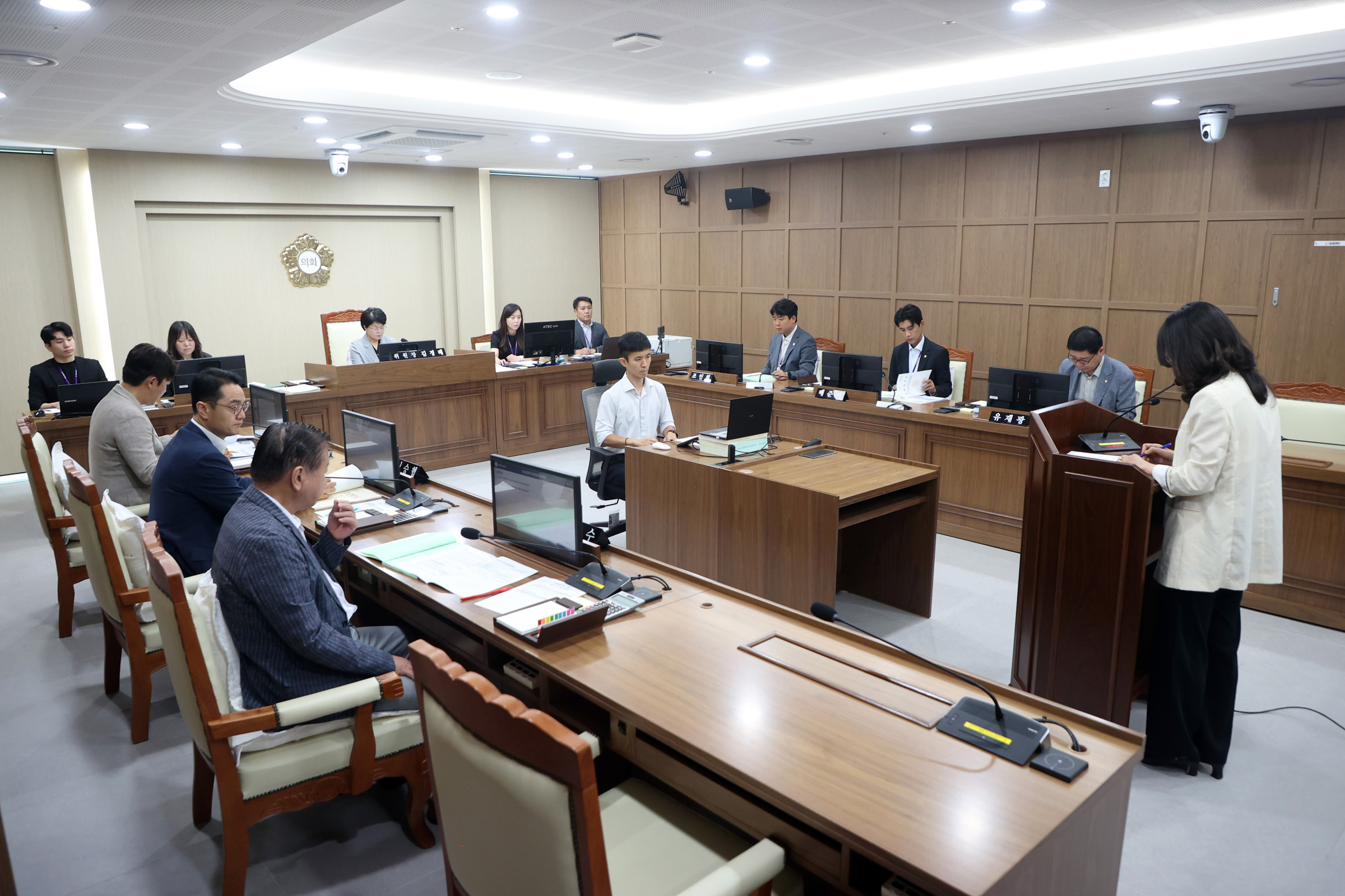 '[2026.07.23.] 수원특례시의회 환경안전위원회, 안건 심사' 게시글의 사진(1) '사진설명3) 수원특례시의회 환경안전위원회가 23일 제403회 임시회 중 노점판매대 관련 조례안 등 안건을 심사하고 있다..jpg'