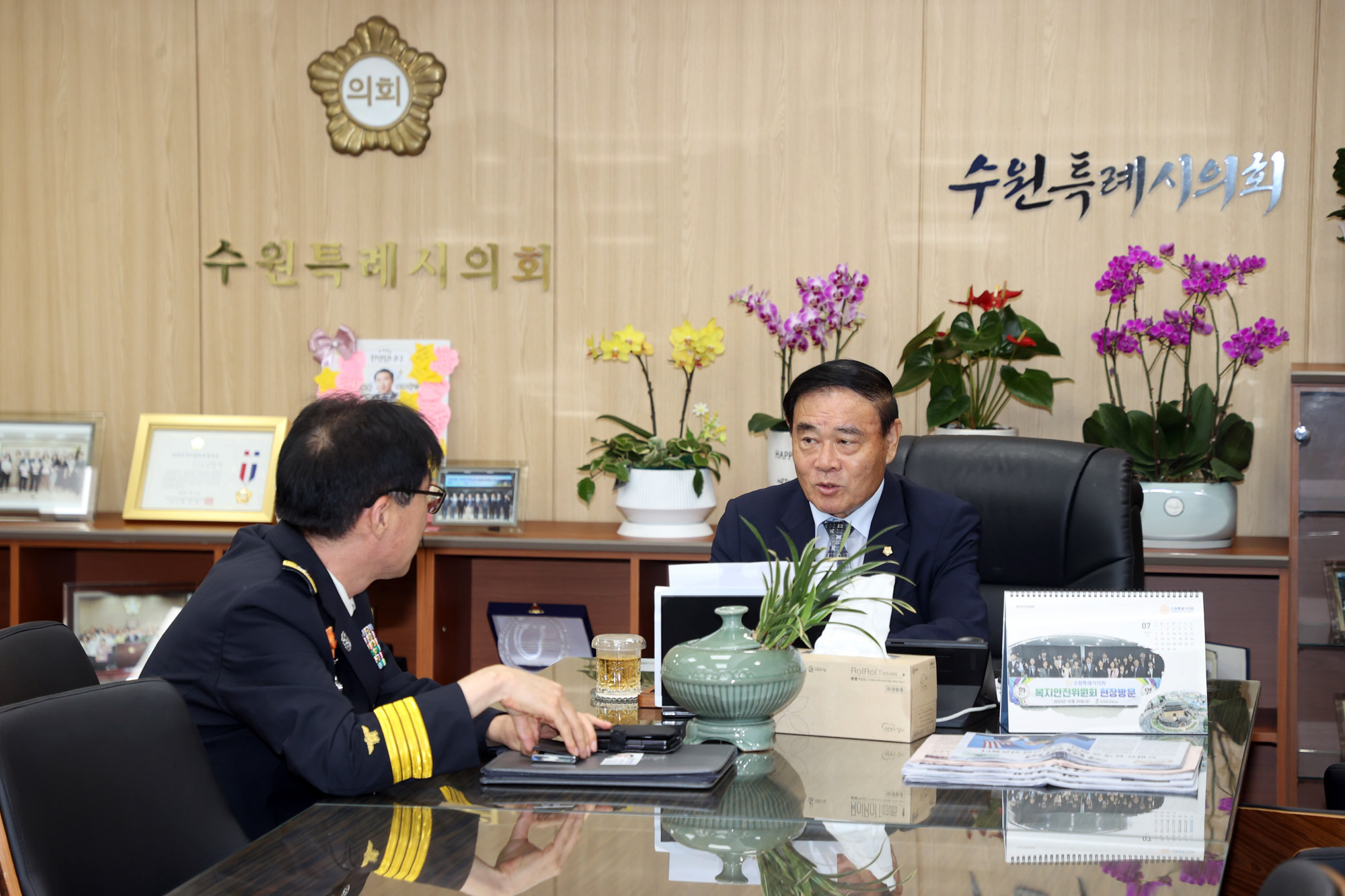 '[2024.07.15.] (포토뉴스) 수원특례시의회 이재식 의장, 수원남부소방서장 접견' 게시글의 사진(4) '20240715 수원시의회 이재식 의장, 수원남부소방서장 접견 (4).jpg'