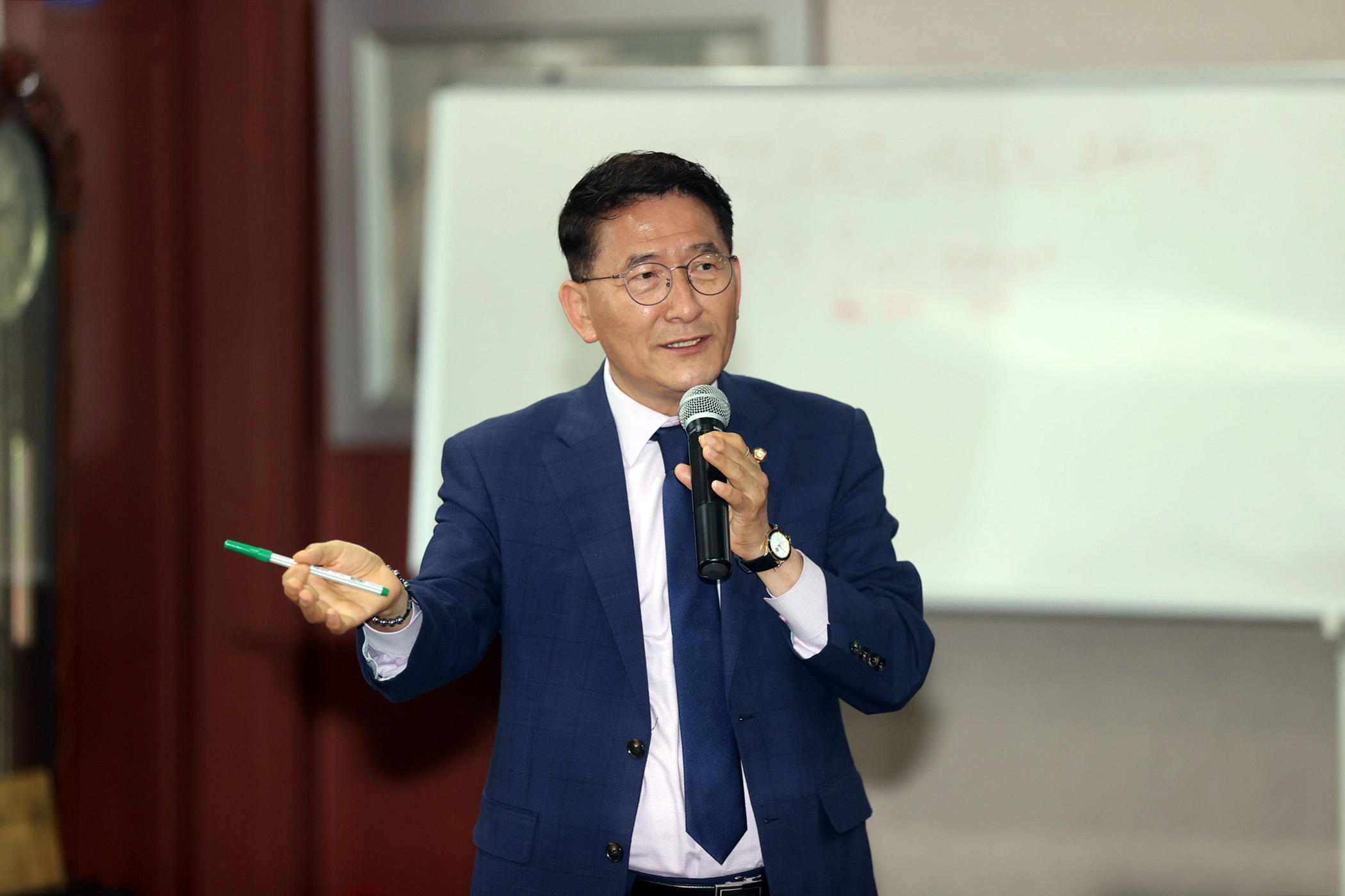 '[2024.06.12.] 수원특례시의회 김기정 의장, 수원지역 기업인 대상 강연 펼쳐' 게시글의 사진(3) '수원시의회 김기정 의장, 상공회의소 강연 (3).jpg'