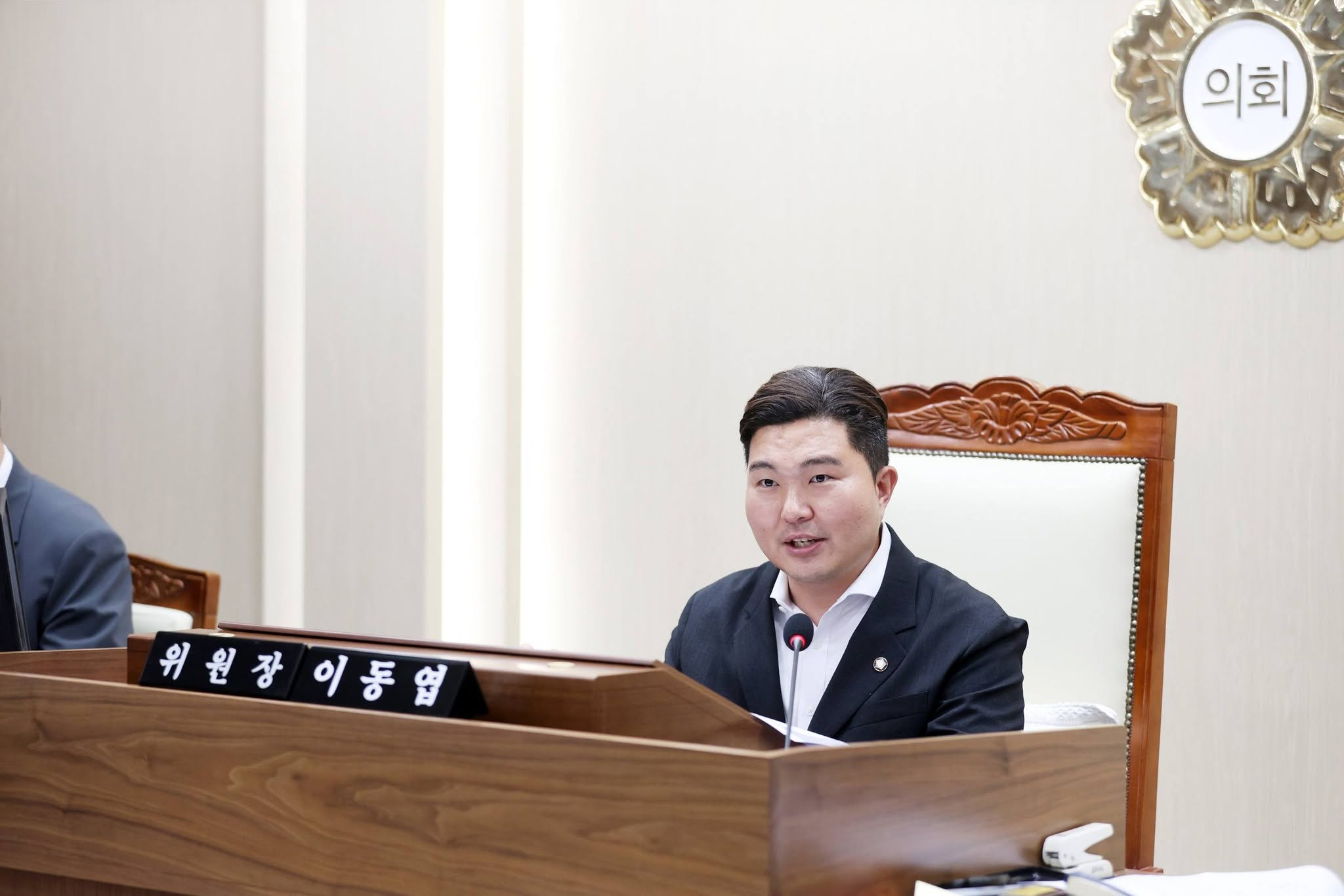 '[2026.07.14.] 이동엽 의원, “호매실체육센터 수영장 조기 건립 촉구 및 개관전 설계단계부터 이용자 중심 설계 강조”' 게시글의 사진(1) '이동엽 의원 발언 사진.png'