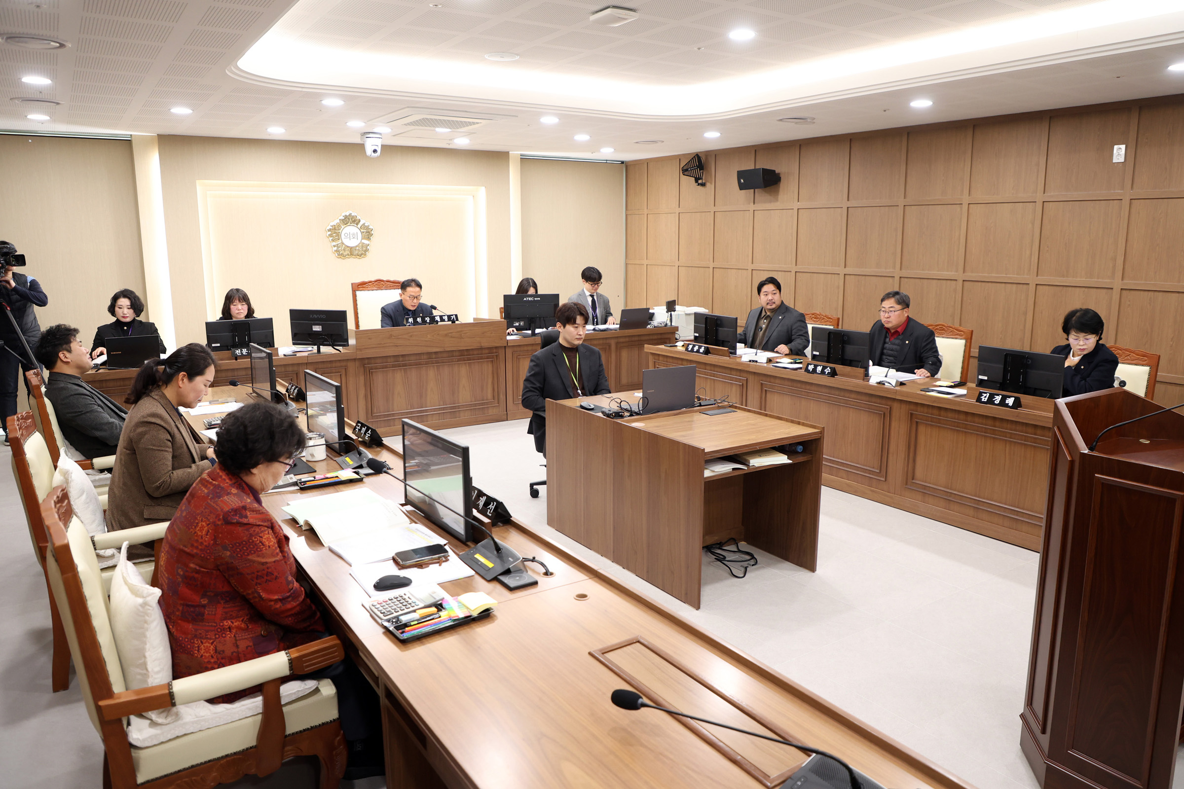 '[2026.02.04.] 수원특례시의회 환경안전위원회, 안전·환경 분야 조례안 등 10건 모두 원안가결' 게시글의 사진(1) '사진3)_수원특례시의회_환경안전위원회_조례안_안건심사.jpg'