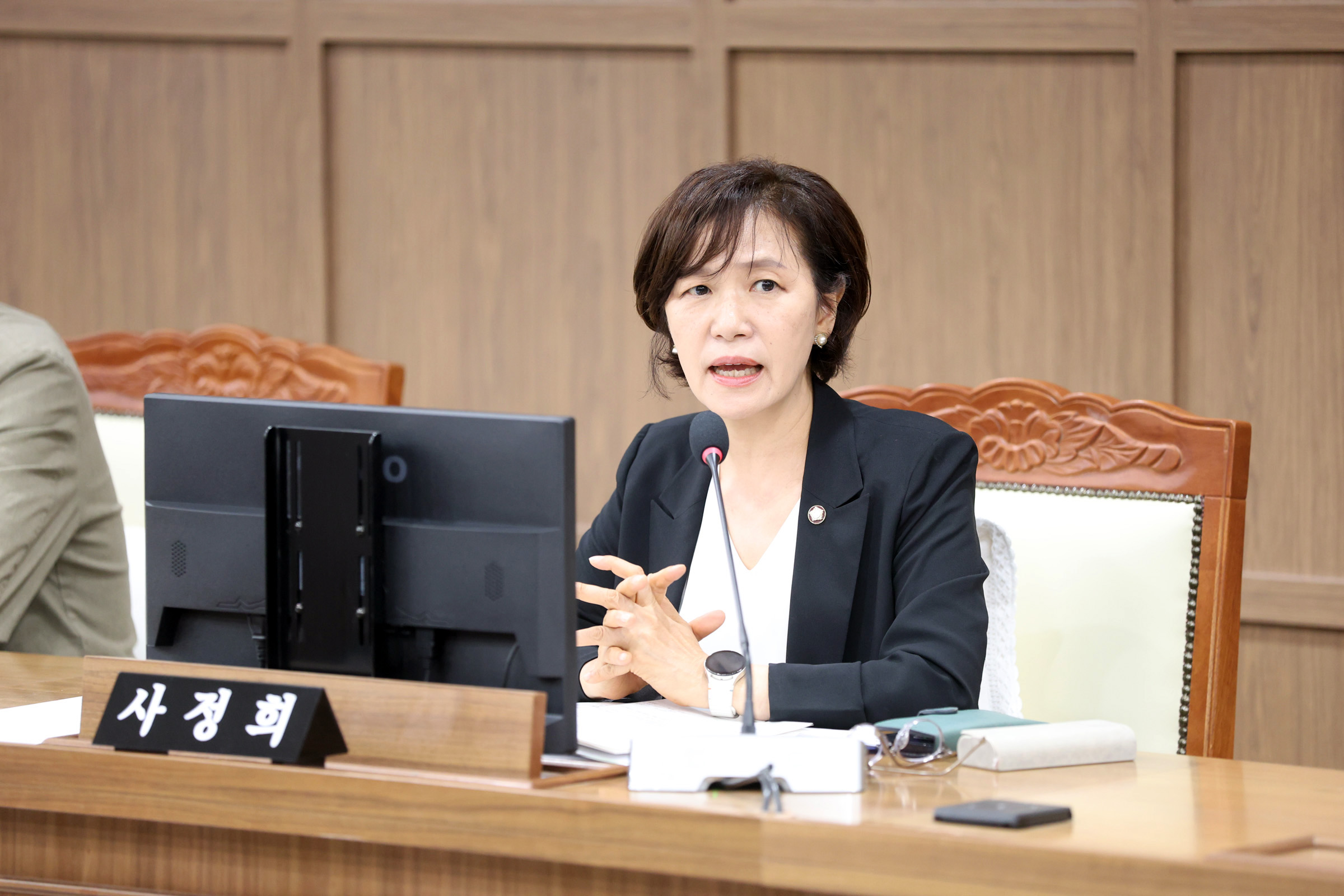 '[2026.07.15.] 수원시의회 사정희 의원,  “시설·종사자·일자리까지 … 복지정책 내실화 주문”' 게시글의 사진(1) '사진설명1)_수원특례시의회_보건복지위원회에서_사정희_위원이_발언을_하고_있다..jpg'