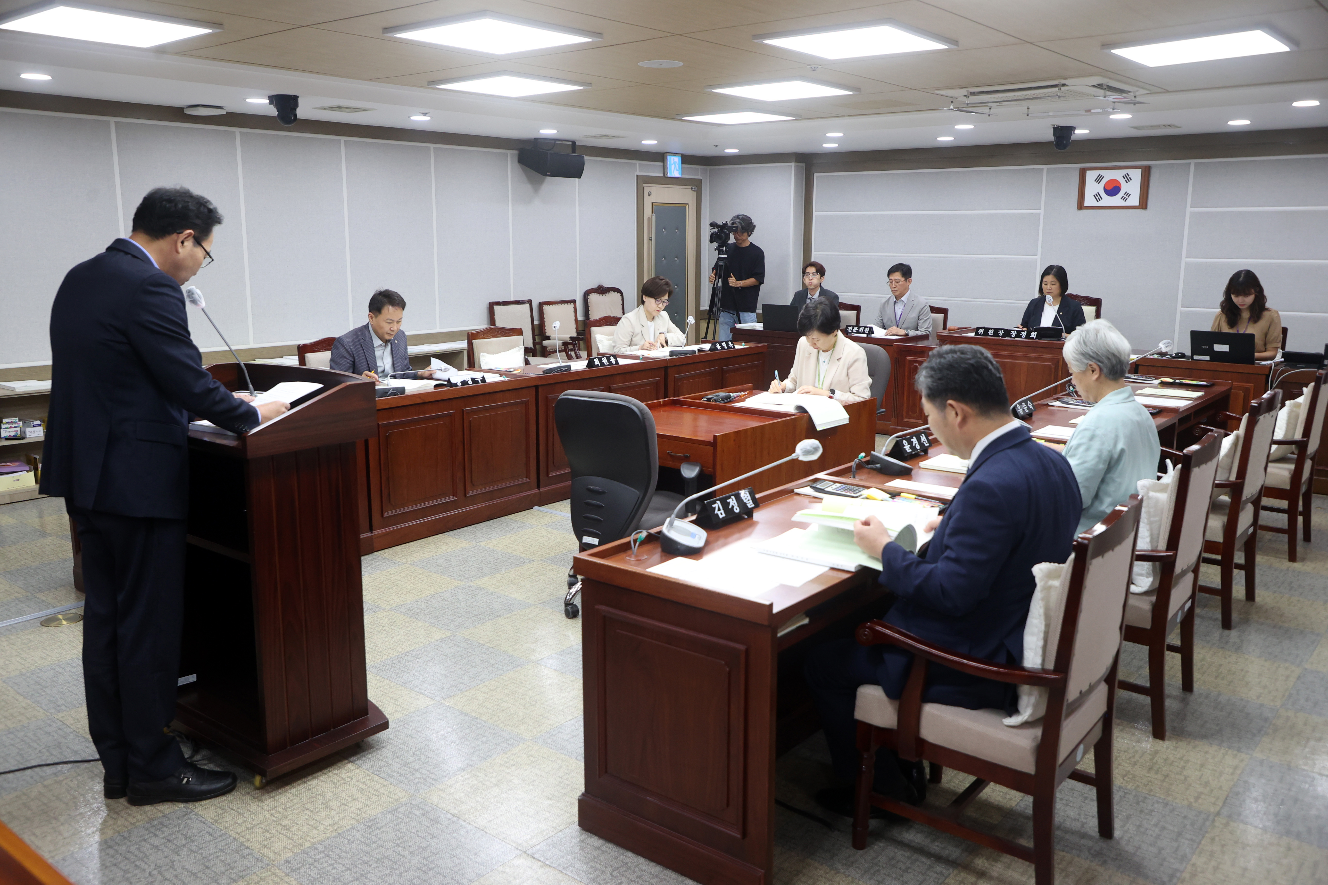 '[2024.09.04.] 수원특례시의회 기획경제위원회, 조례안 등 안건심사' 게시글의 사진(1) '수원시의회 기획경제위, 안건심사.jpg'