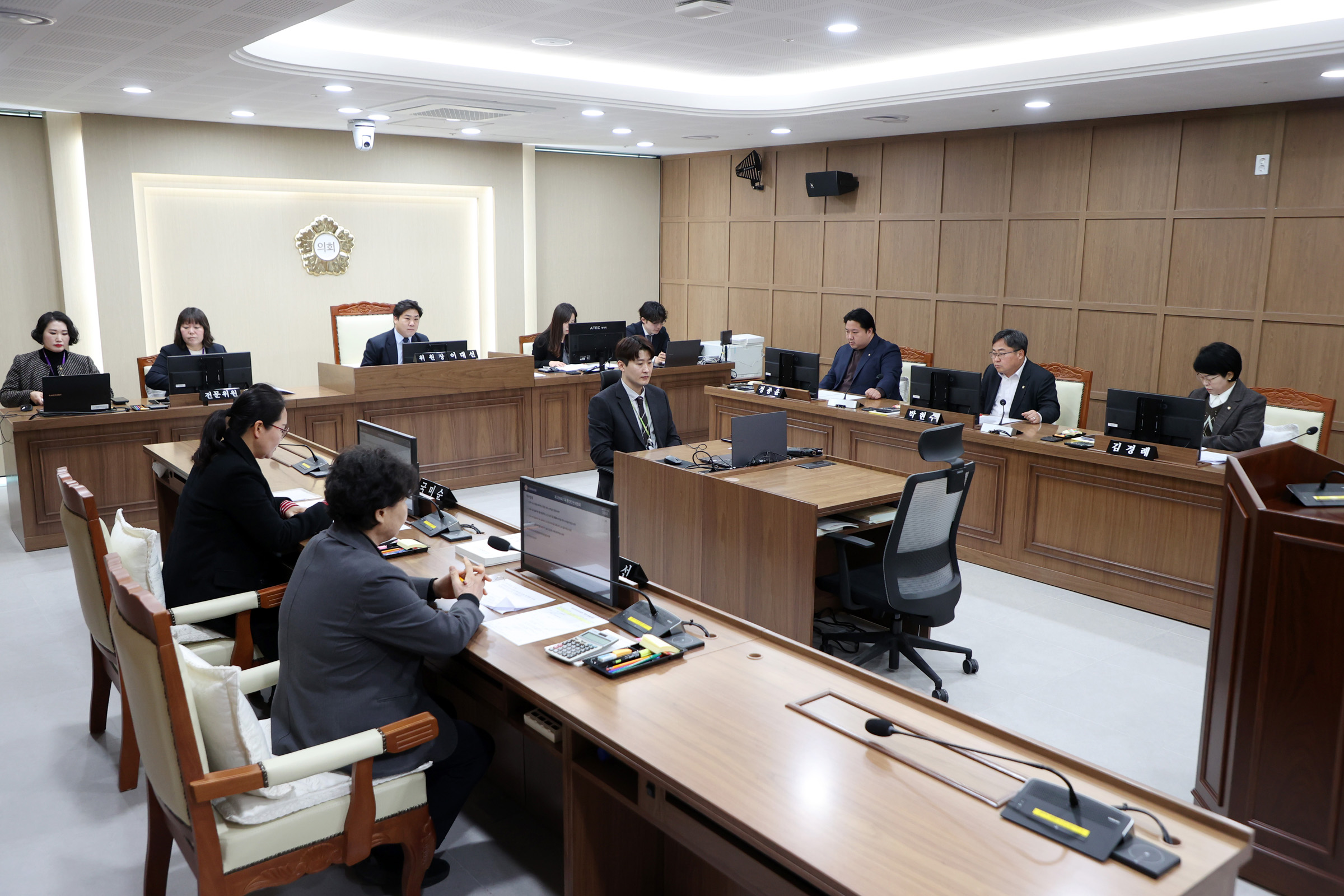 '[2026.03.09.] 수원특례시의회 환경안전위원회, 폐기물 감량부터 주민 지원까지 환경·민생 조례 안건심사' 게시글의 사진(1) '사진설명1) 수원특례시의회 환경안전위원회 안건심사.jpg'