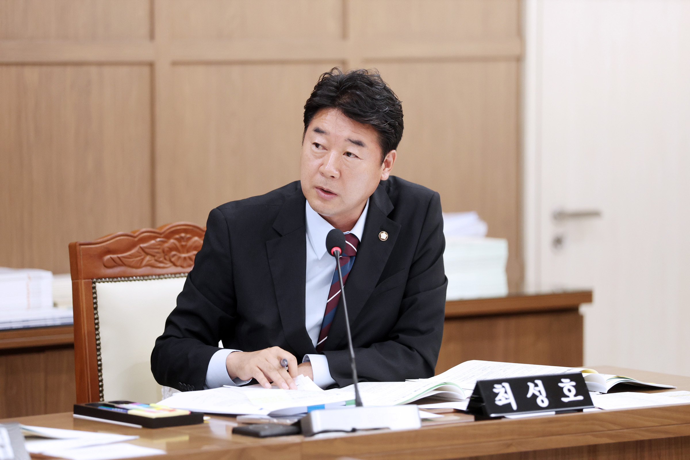'[2026.07.15.] 수원특례시의회 최성호 의원, 국제대회 유치 성과부터 장애인체육 경쟁력까지 체육행정 전반 점검' 게시글의 사진(1) '사진설명5)_수원특례시의회_문화체육교육위원회에서_최성호_위원이_발언을_하고있다.jpg'