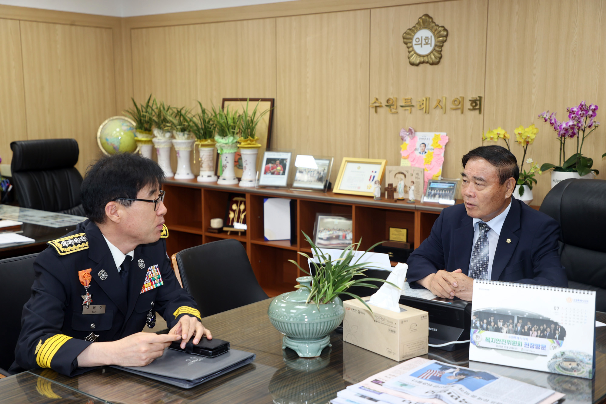 '[2024.07.15.] (포토뉴스) 수원특례시의회 이재식 의장, 수원남부소방서장 접견' 게시글의 사진(3) '20240715 수원시의회 이재식 의장, 수원남부소방서장 접견 (3).jpg'