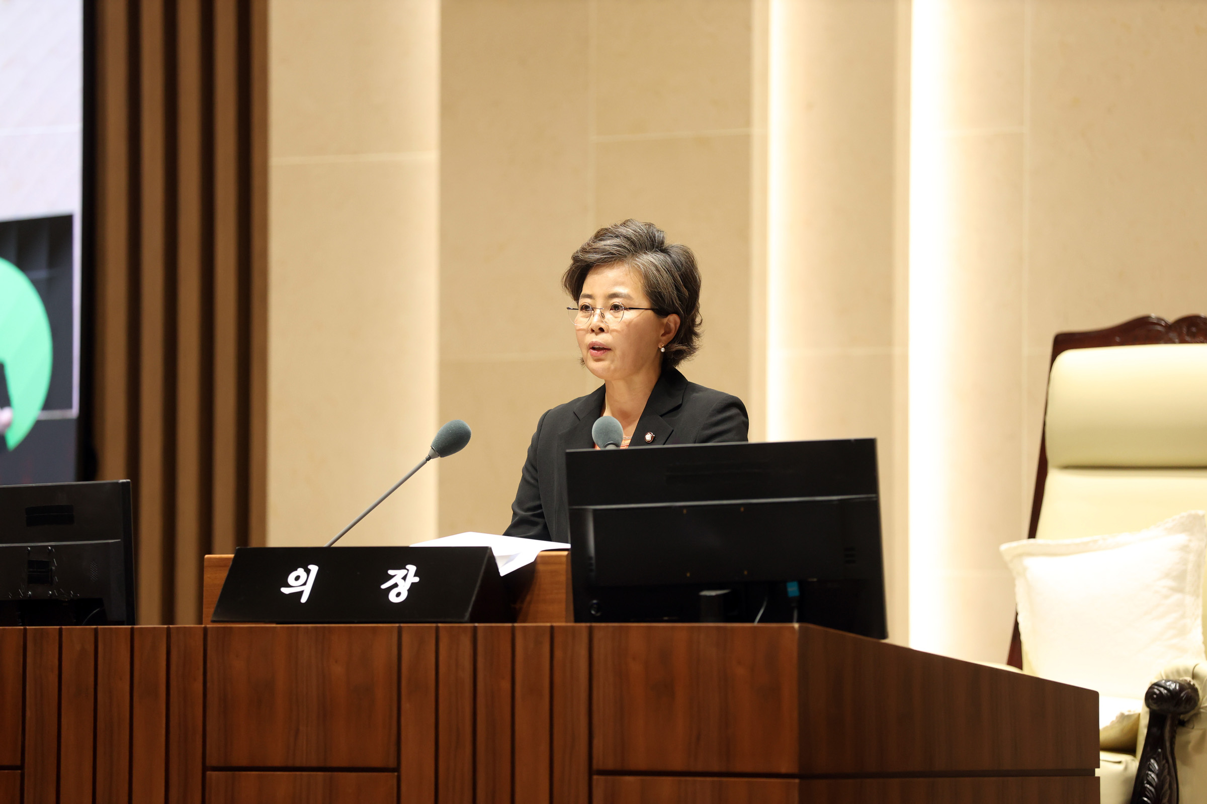 '[2026.07.13.] 제403회 임시회 개회…추경예산안·조례안 등 15건 심사' 게시글의 사진(1) '사진설명2) 김미경 수원특례시의회 의장이 13일 제403회 임시회 제1차 본회의에서 개회사를 하고 있다.jpg'