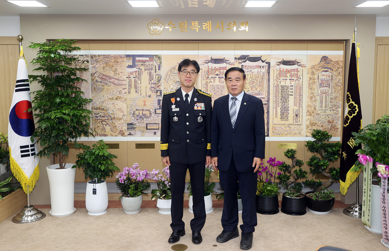 '[2024.07.15.] (포토뉴스) 수원특례시의회 이재식 의장, 수원남부소방서장 접견' 게시글의 사진(1) '20240715 수원시의회 이재식 의장, 수원남부소방서장 접견 (1).jpg'