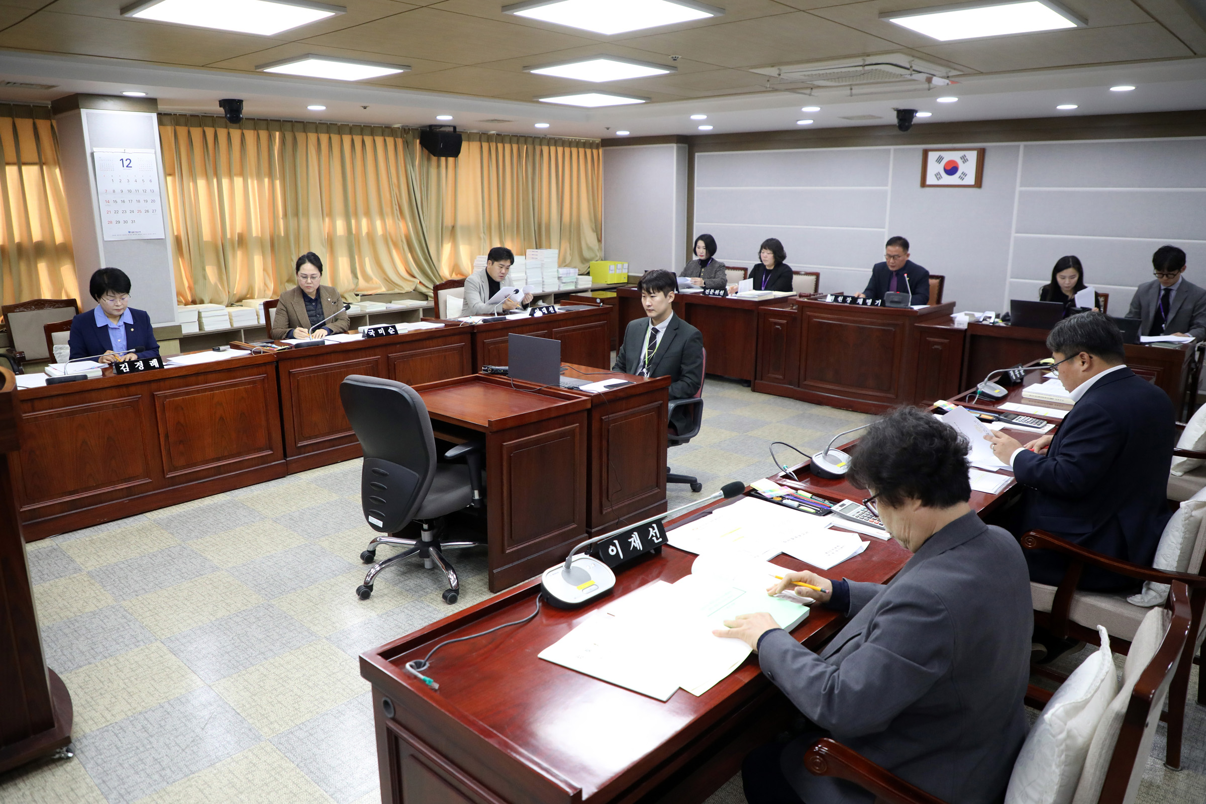 '[2025.12.08.]수원특례시의회 환경안전위원회, 조례안 등 안건심사' 게시글의 사진(1) '1.수원시의회 환경안전위원회 안건심사.jpg'