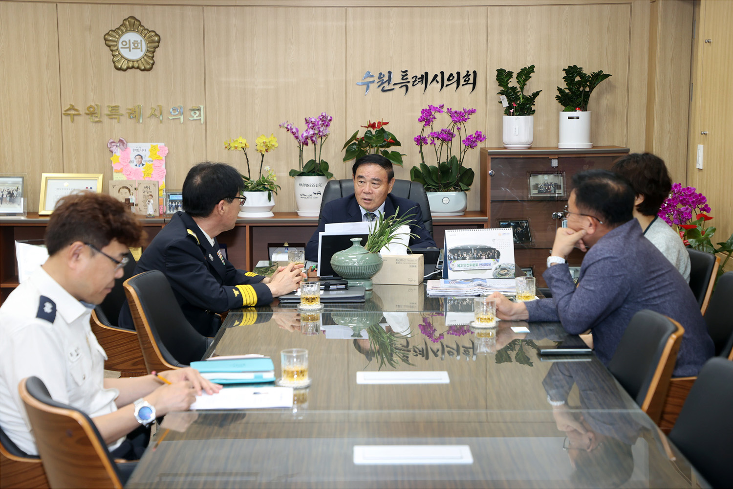 '[2024.07.15.] (포토뉴스) 수원특례시의회 이재식 의장, 수원남부소방서장 접견' 게시글의 사진(2) '20240715 수원시의회 이재식 의장, 수원남부소방서장 접견 (2).jpg'