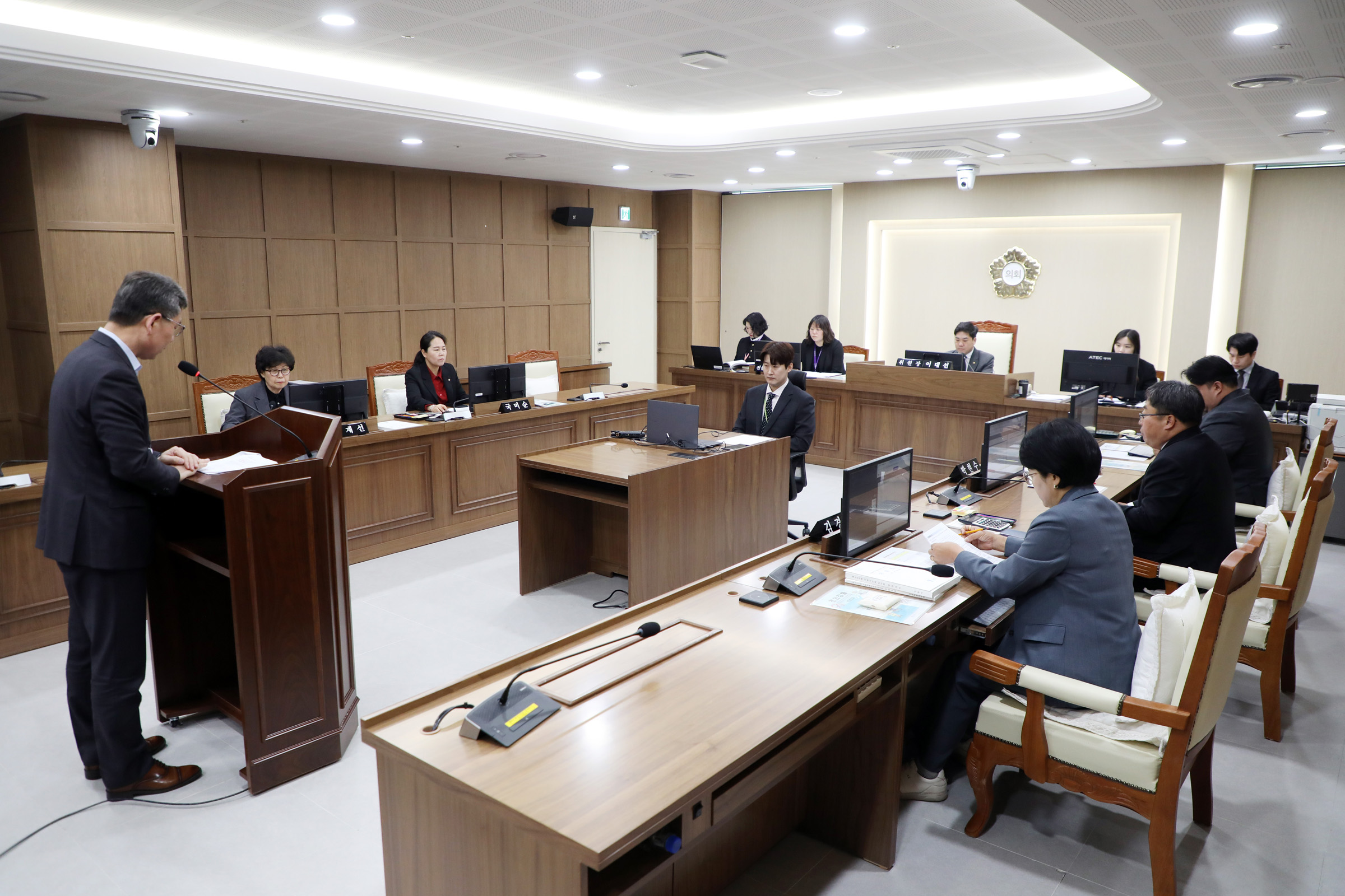 '[2026.04.03.] 수원특례시의회 환경안전위원회, 안건심사' 게시글의 사진(1) '사진설명2) 수원시의회 보도자료_환경안전위원회 안건심사 (1).jpg'