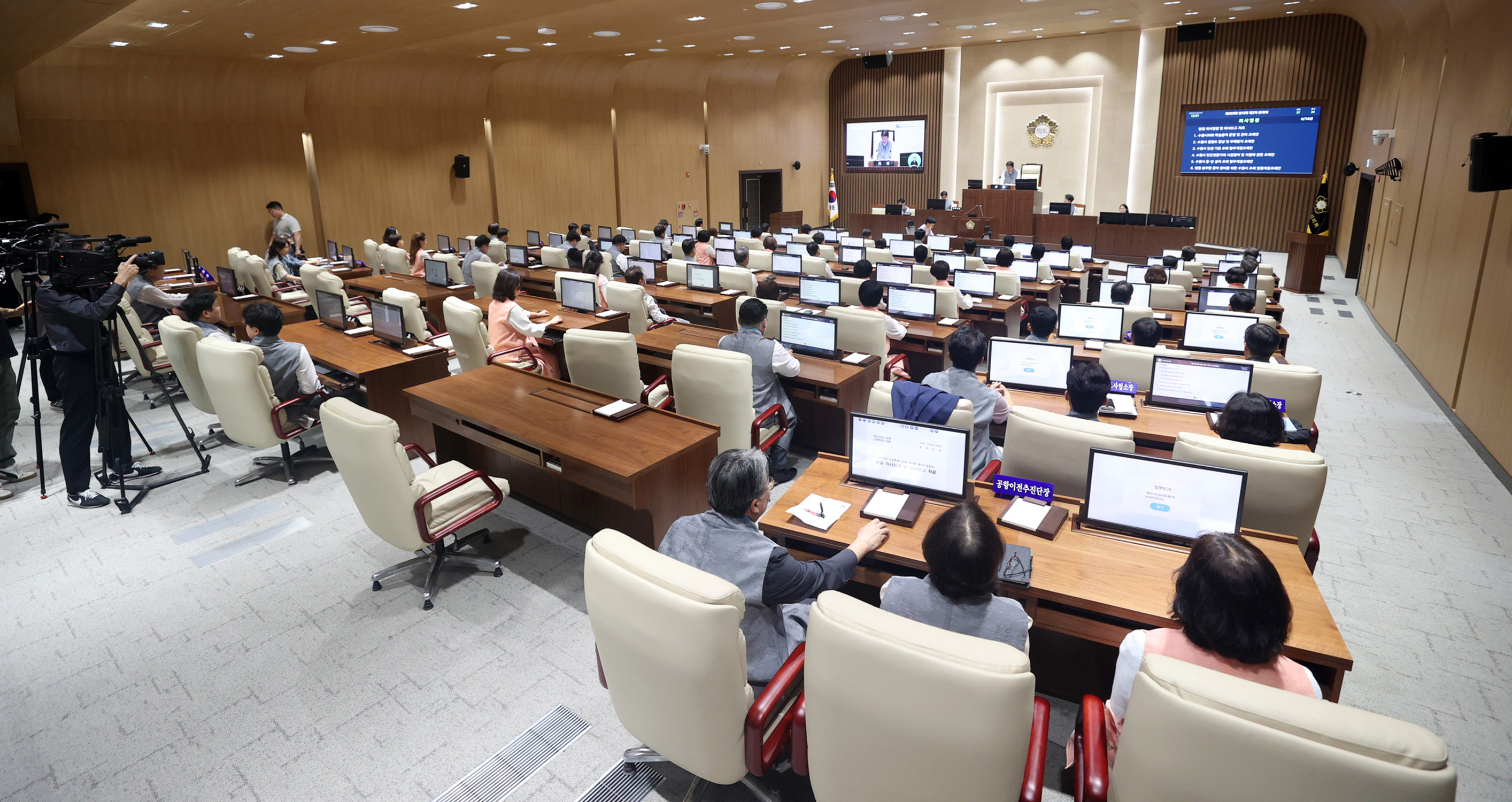 '[2026.07.29.] 수원특례시의회, 민생 추경 확정…제403회 임시회 마무리' 게시글의 사진(1) '사진설명3) 수원특례시의회가 29일 본회의장에서 제403회 임시회 제2차 본회의를 열고 상정 안건을 처리하고 있다.jpg'